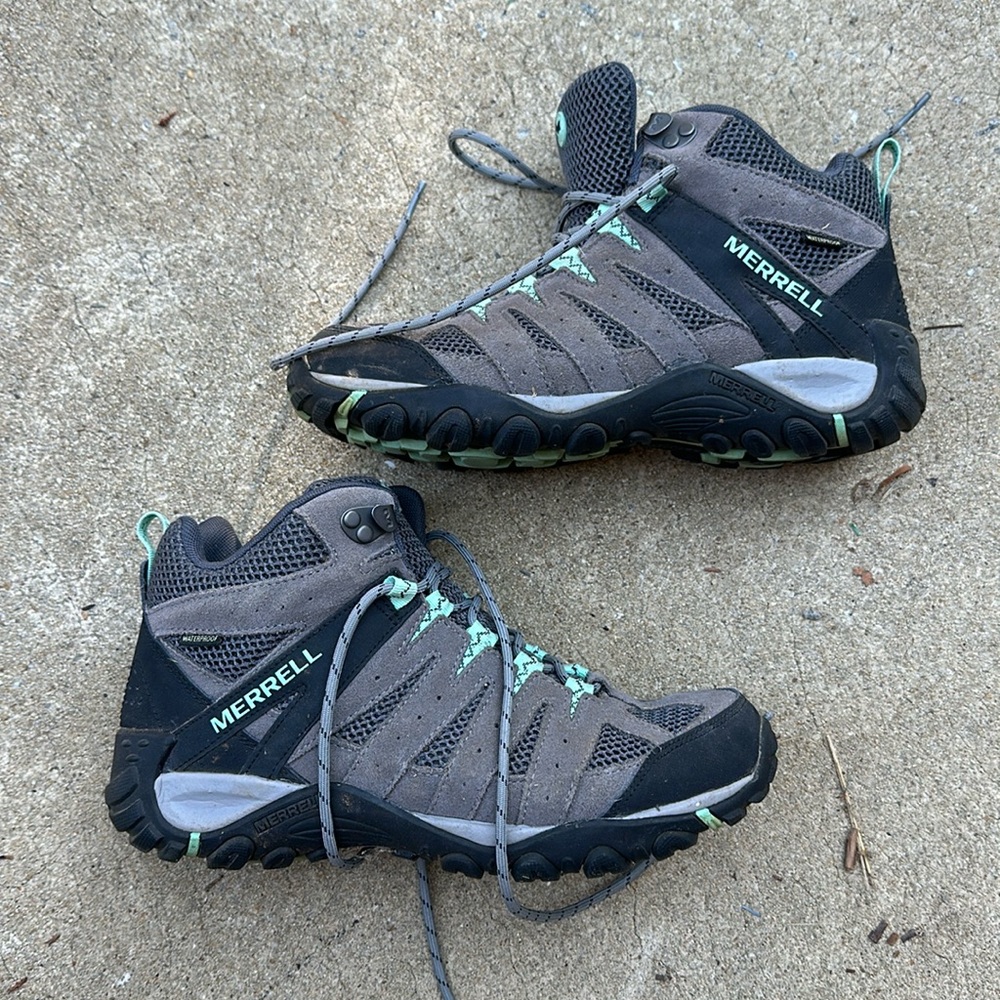 Woman’s Merrell hiking boots size 9.5